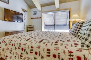 1 bedroom, iron/ironing board, bed sheets - Two-level, forest-view condo with deck - steps from the Village & Ski Back Trail (Mammoth Lakes)