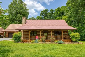 Exterior - Cozy Two Bedroom Mountain Getaway - Log Cabin, One Story, Pet Friendly (Sevierville)