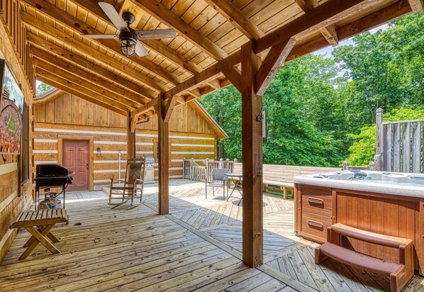Terrace/patio - Cozy Two Bedroom Mountain Getaway - Log Cabin, One Story, Pet Friendly (Sevierville)