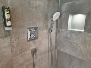 Douche, articles de toilette écologiques, sèche-cheveux