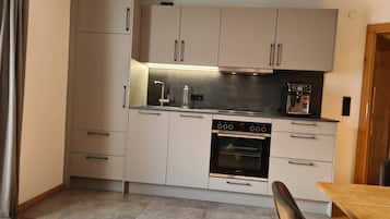 Kühlschrank, Ofen, Herdplatte, Geschirrspüler