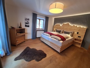 2 bedrooms, in-room safe, iron/ironing board, travel crib