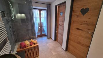 Dusche, umweltfreundliche Kosmetikartikel, Haartrockner, Handtücher