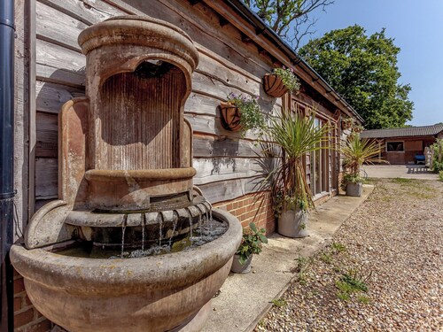 2 bedroom accommodation in Bury Gate, near Pulborough