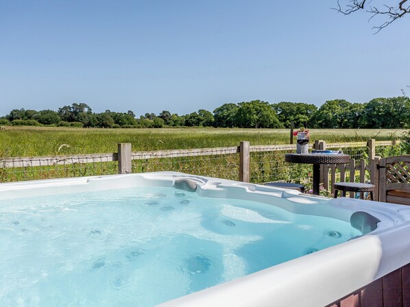 Outdoor spa tub - 2 bedroom accommodation in Bury Gate, near Pulborough (Bury Gate, near Pulborough)