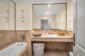 Badewanne, Haartrockner, Handtücher
