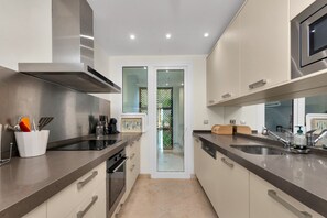 Fridge, oven, stovetop, dishwasher