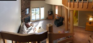 Télévision, cheminée, livres