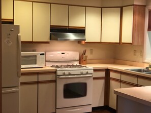 冰箱、微波炉、烤箱、炉灶