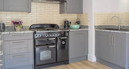 5 bedroom accommodation in Wimborne