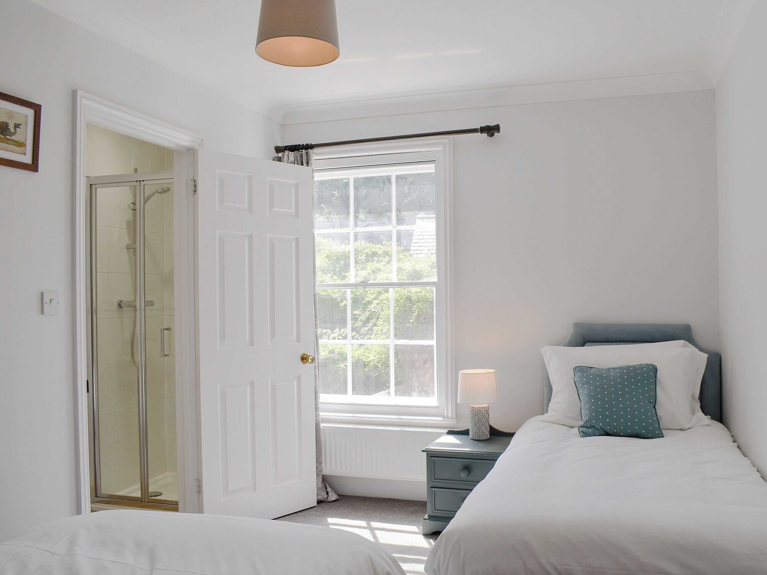 5 quartos, Wi-Fi de cortesia, roupa de cama