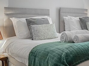5 bedrooms, free WiFi, bed sheets - 5 bedroom accommodation in Wimborne (Wimborne)