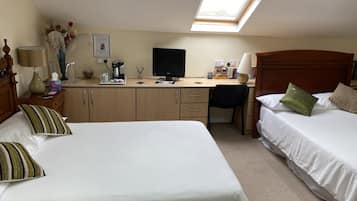 1 Schlafzimmer, Zimmersafe, Schreibtisch, Bügeleisen/Bügelbrett