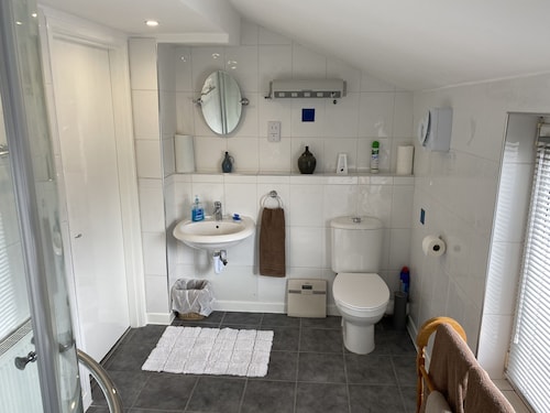 Vous avez le haut de la maison!  Grande chambre et grande salle de bain.