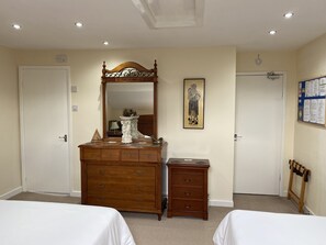 1 Schlafzimmer, Zimmersafe, Schreibtisch, Bügeleisen/Bügelbrett
