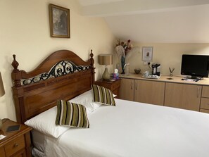 1 habitación, caja de seguridad en la habitación y escritorio