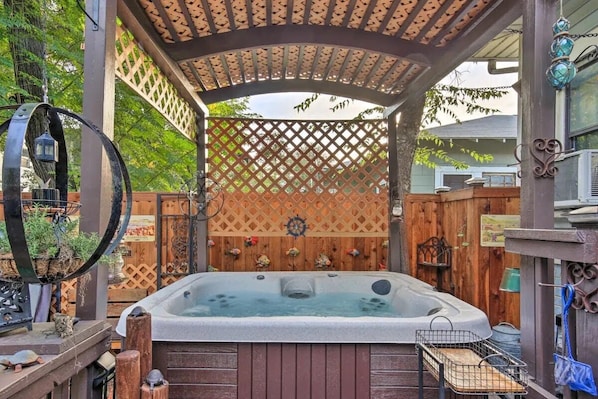 Outdoor spa tub