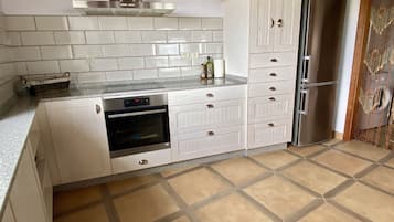 Refrigerador, horno, parrilla de estufa y lavavajillas