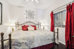 2 chambres, bureau, fer et planche à repasser, lit de bébé portatif