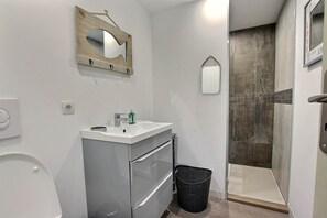 Sèche-cheveux, serviettes fournies