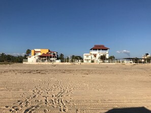 Perto da praia, espreguiçadeiras 