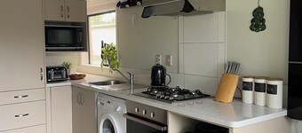 Downtown the Mount - Walk to the beach, harbour, shops and restaurants!