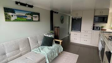 TV connectée, lecteur de DVD, livres, chaßne hi-fi