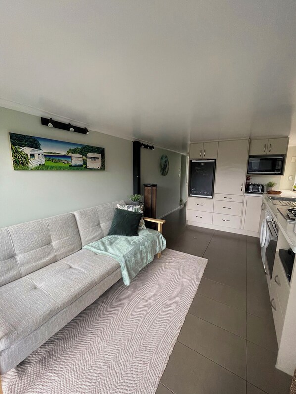 Älytelevisio, DVD-soitin, kirjoja, stereot