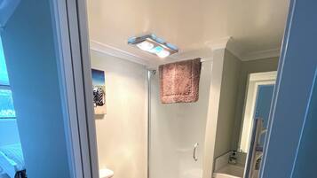 Douche, sĂšche-cheveux, serviettes fournies, savon