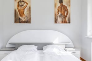 2 bedrooms, iron/ironing board, WiFi, bed sheets
