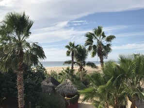 Ubicación a pie de playa, tumbonas y toallas de playa