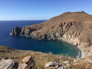 Accommodatie ligt op het strand, ligstoelen, strandlakens