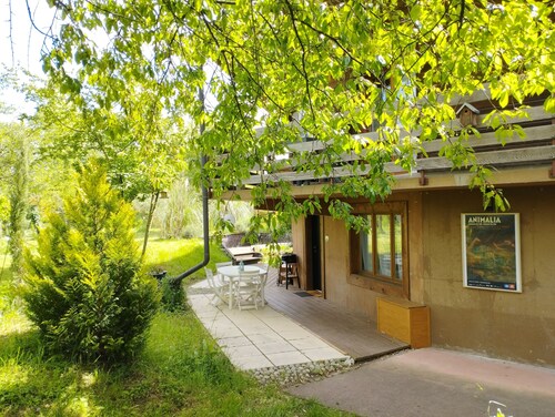 Spacieux et cosy appartement avec terrasse et vue sur le jardin à 3 min. du lac