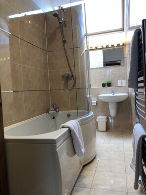 Ensemble douche/baignoire, sèche-cheveux, serviettes fournies, savon