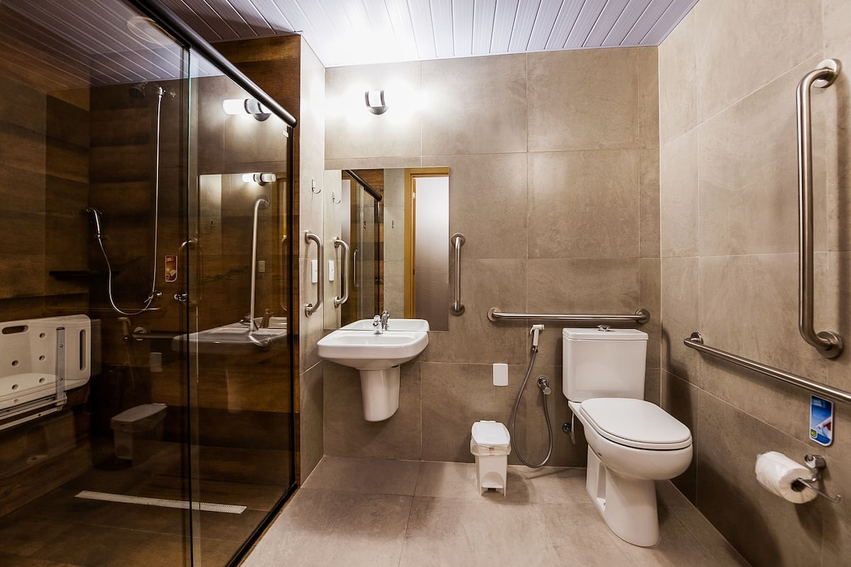 standard room, 1 double bed, accessible | bathroom | shower, rainfall showerhead, free toiletries, towels