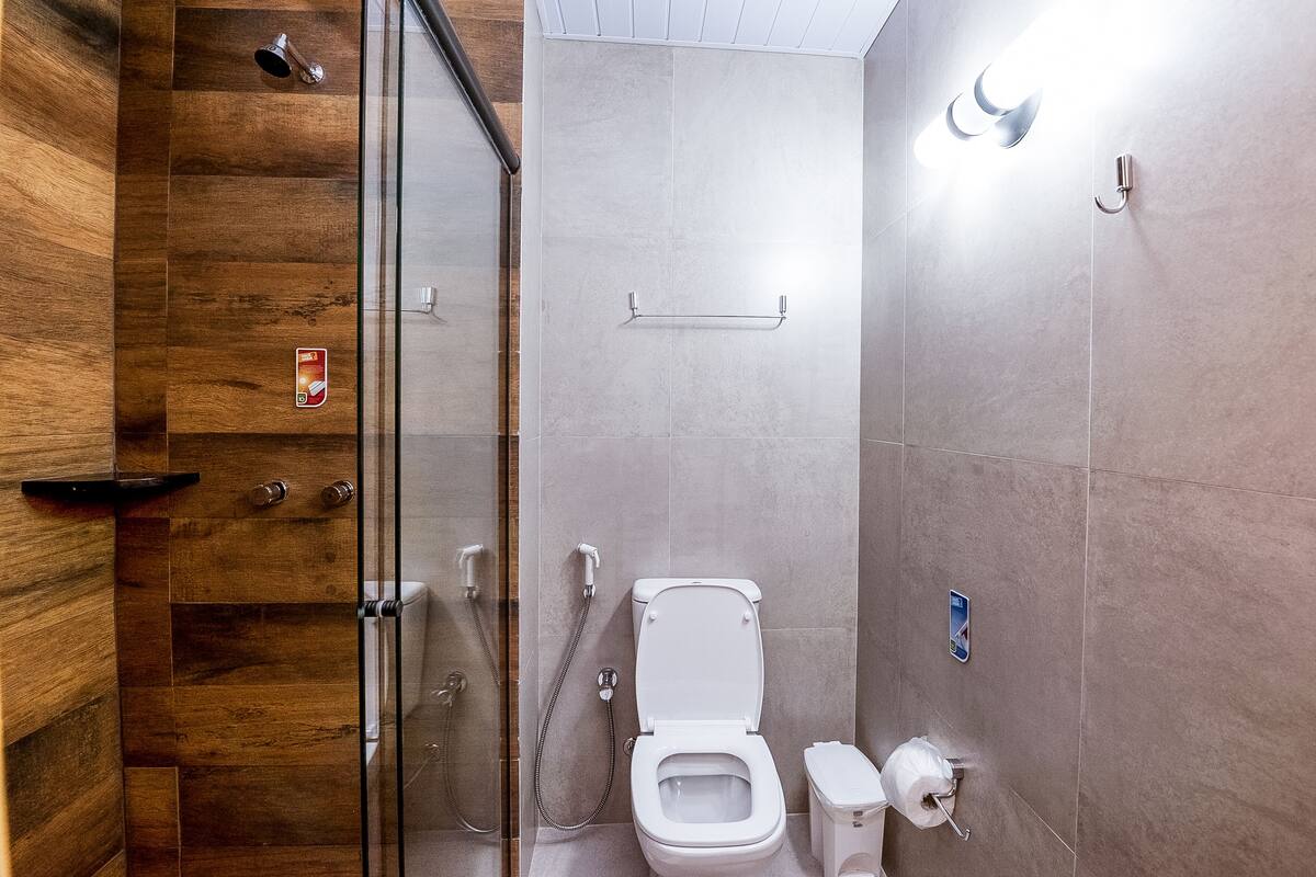 shower, rainfall showerhead, free toiletries, towels