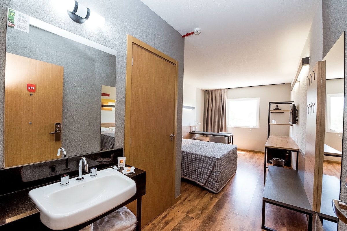 standard room, 1 double bed | minibar, desk, soundproofing, free wifi