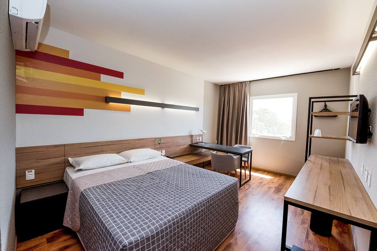 Standard Room, 1 Double Bed | Minibar, desk, soundproofing, WiFi (free)