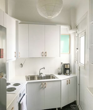 Réfrigérateur, four, plaque de cuisson, cafetière/bouilloire