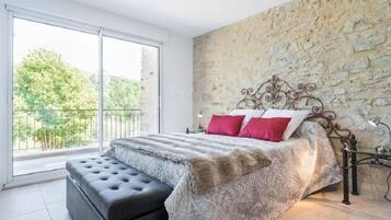 4 bedrooms, travel crib, free WiFi, bed sheets