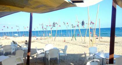 Huoneisto 4/5 henkilöä, 100m rantaan ja juna, 22 km Barcelona