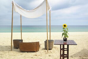 Ubicación cercana a la playa y toallas de playa