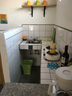 Refrigerador, microondas, parrilla de estufa y cafetera y tetera 