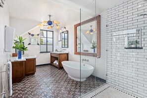 Shower, hair dryer, towels - Iconic Architecture, Hot Tub, and Stunning Views- All Within Minutes From Downtown SB! (Santa Barbara)
