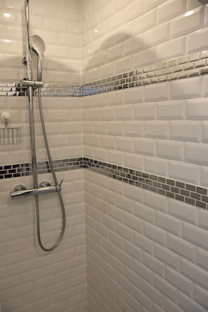 Haartrockner, Handtücher, Toilettenpapier