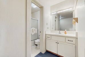 Sèche-cheveux, serviettes fournies