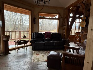 Smart TV, fireplace, books, stereo