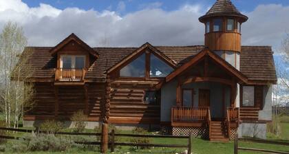 Custom Log Cabin with Teton Views and Hot tub near National Parks