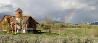Custom Log Cabin with Teton Views and Hot tub near National Parks