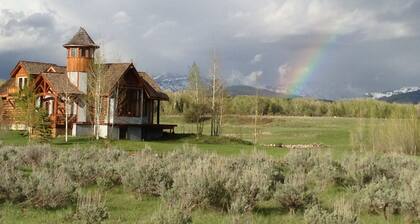 Custom Log Cabin with Teton Views and Hot tub near National Parks